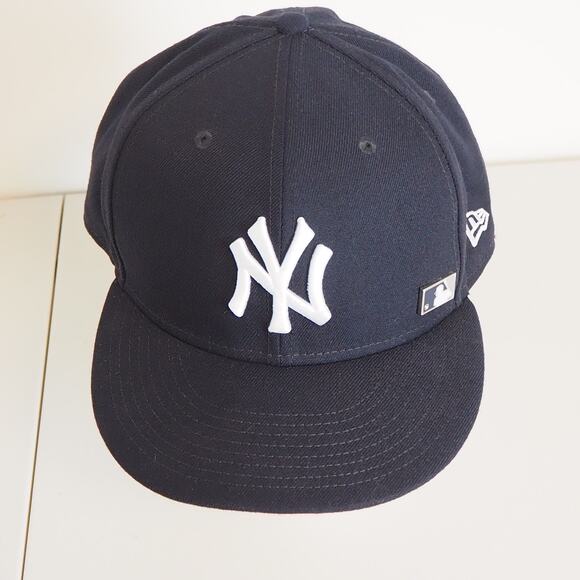 New York Yankees 59Fifty New Era Fitted Hat Size 8 MLB Pin General Merchandise - Picture 1 of 9